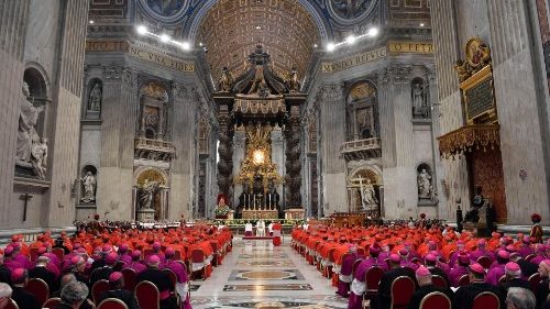 Francesco ai cardinali: portate al mondo la fiamma mite e potente di Cristo