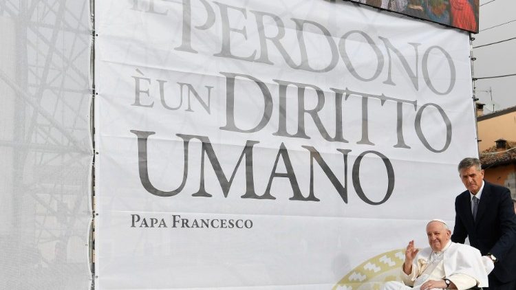 Ferenc pápa lelkipásztori látogatáson L'Aquilában