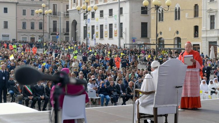 Pope Francis greets the people of L'Aquila