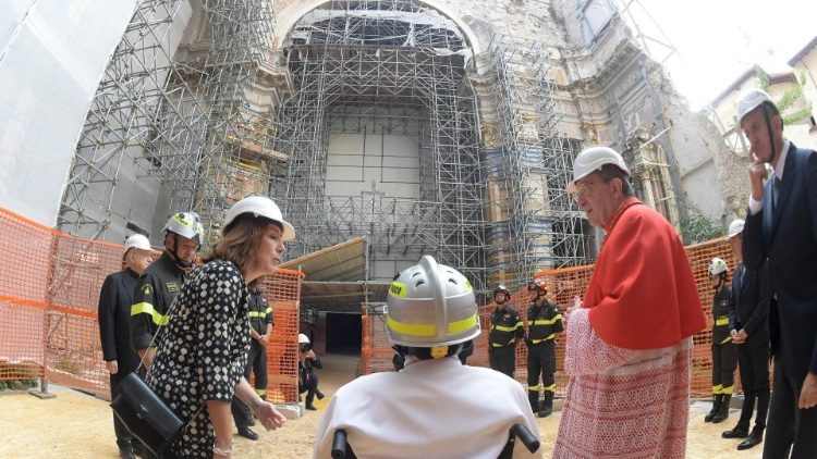 Papež František se při návštěvě L'Aquily vydal i na místa, která stále nesou stopy po zemětřesení