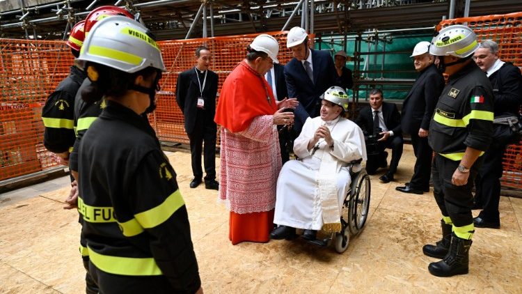 Papež František s hasiči v dómu