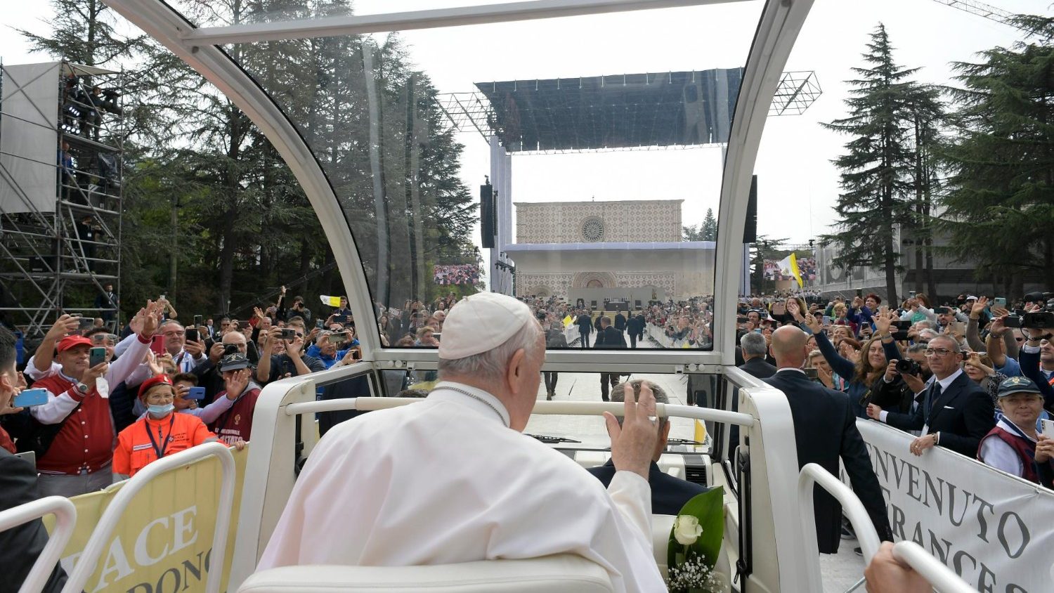 البابا فرنسيس يلتقي في أكويلا عائلات ضحايا الزلزال والممثلين عن السلطات المدنية - vatican news