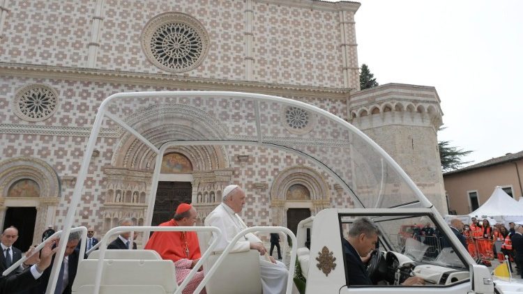 Papa Francesco sulla papamobile davanti alla basilica di Collemaggio a L'Aquila