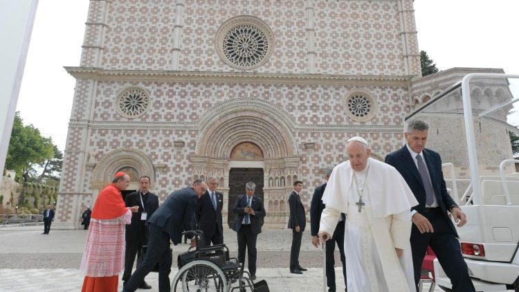 Papa Francesco esce dal Duomo