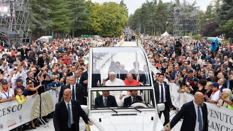 Ferenc pápa a hívek körében L'Aquilában