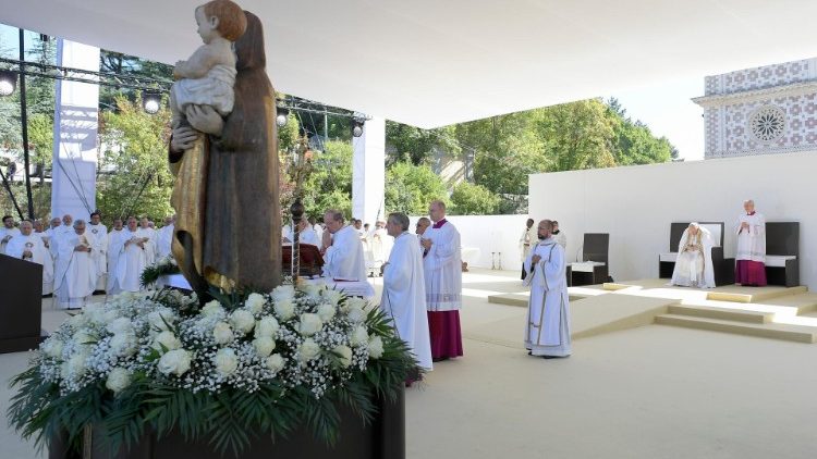 Szentmise a collemaggiói Szűz Mária bazilika előtt 