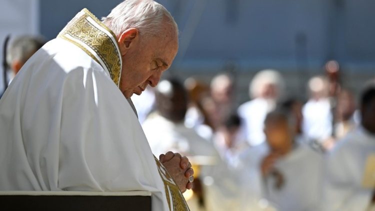 Papa Francesco durante la Messa a Collemaggio