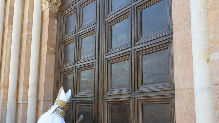 Papa reza diante da Porta Santa antes de sua abertura