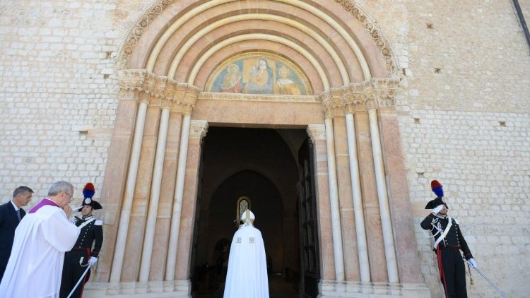 Папа Франциск открывает Святые врата в базилике Санта-Мария-ди-Коллемаджо (Аквила, 28 августа 2022 г.)