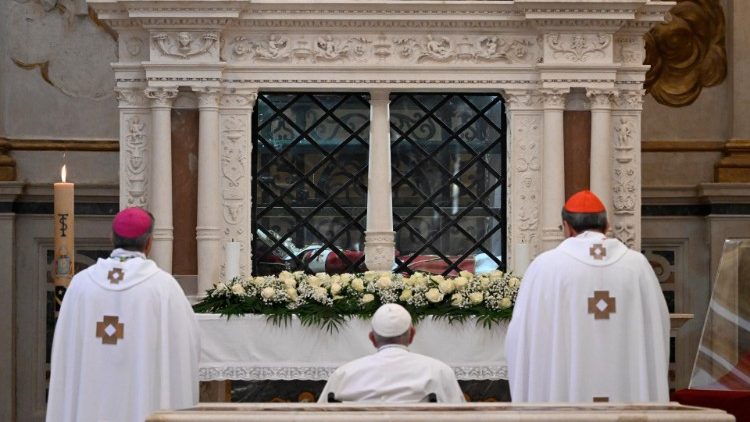 Francisco rezando diante do túmulo de Celestino V em L'Aquila