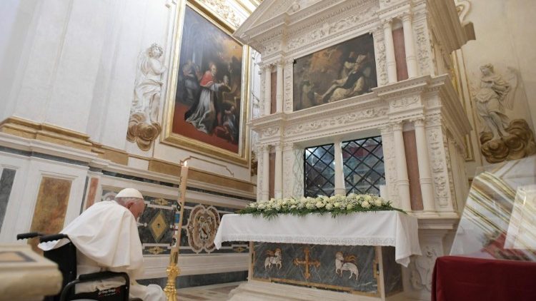 Papa Francesco davanti al mausoleo che custodice le spoglie di Celestino V