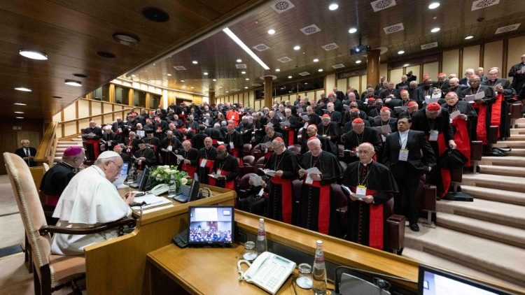 Kardinolų kolegijos ir popiežiaus susitikimas Naujojoje sinodo salėje 