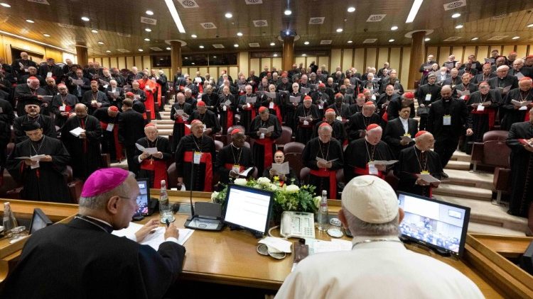 Na Sala do Sínodo, o encontro do Papa com os cardeais na manhã desta segunda-feira