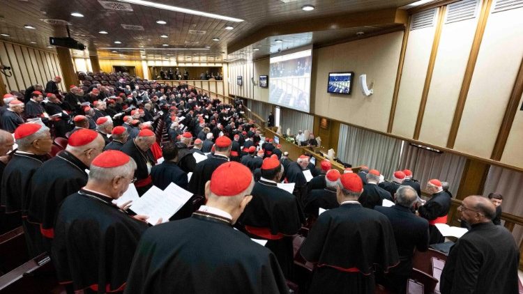 Papa Francisco, cardeais e patriarcas na Sala do Sínodo