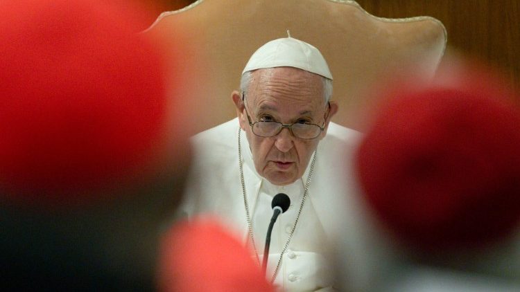 Il Papa durante la riunione con i cardinali
