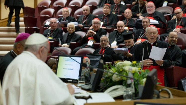 Papa Francisco, cardeais e patriarcas na Sala do Sínodo