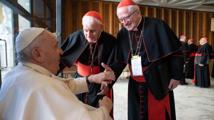 No átrio da Sala Paulo VI, o encontro descontraído do Papa com os cardeais
