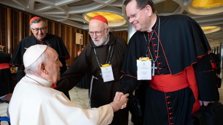 El Papa saluda a algunos cardenales, al margen de los trabajos