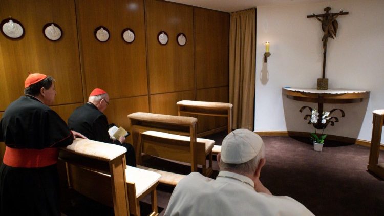 Trenutak molitve pape Franje i kardinala