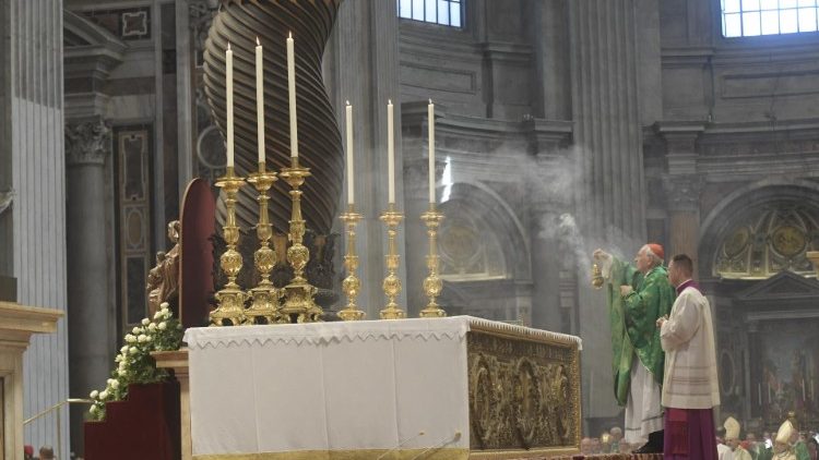 Il cardinale Giovanni Battista Re incensa l'altare