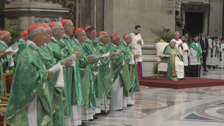 Tras dos días de reunión en el Aula Nueva del Sínodo los cardenales participan en la misa presidida por el papa Francisco.
