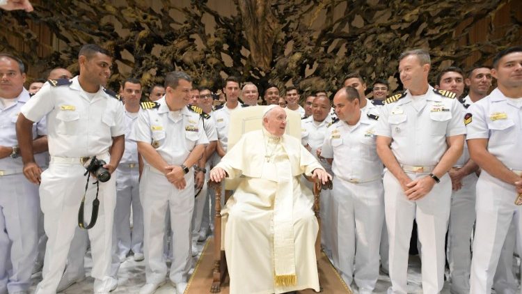 Il Papa circondato da un gruppo di partecipanti all'Udienza in Sala Nervi