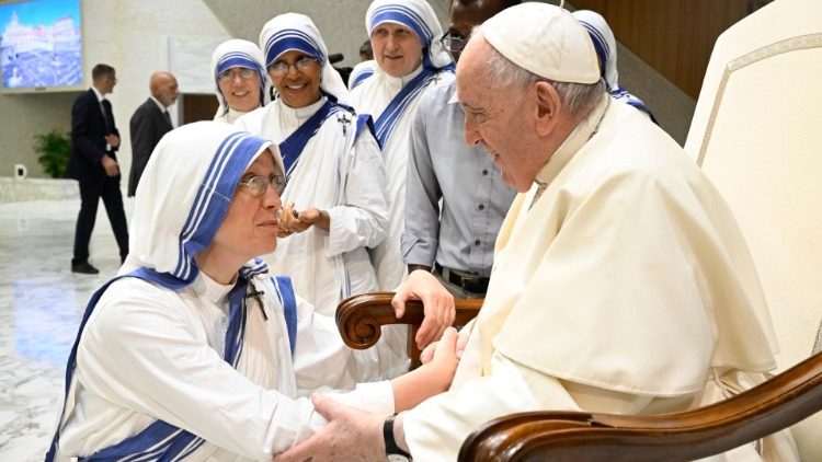 Påven under den allmänna audiensen med Moder Teresas barmhärtighetssystrar 