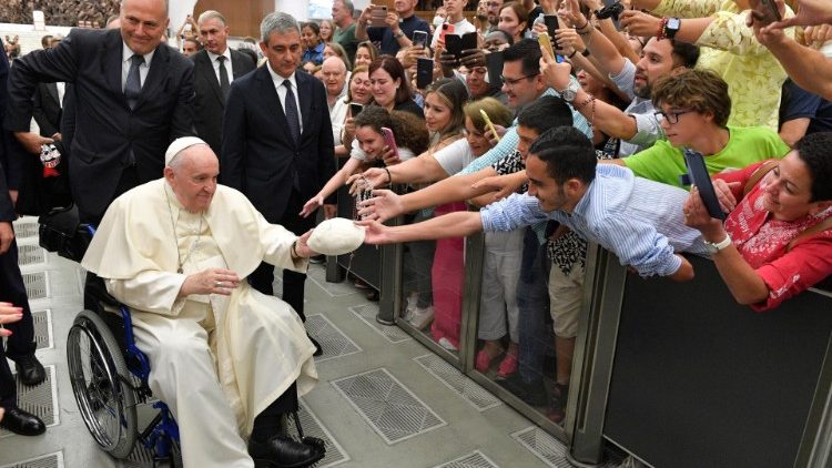 Il Papa saluta i fedeli al termine dell'udienza generale