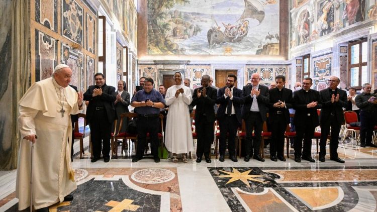 Ferenc pápa a Liturgia Teológusainak és Művelőinek Társulatával a Kelemen-teremben