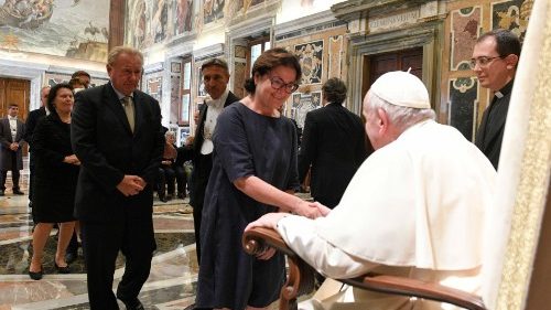 Papst empfängt Absolventen einer katholischen Wiener Privatschule