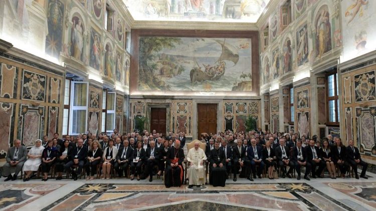 Il Papa nella Sala Clementina con i membri della Fondazione Avsi per il Progetto "Ospedali aperti" in Siria