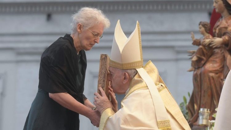 Papst Franziskus küsst die Reliquie des neuen Seligen 