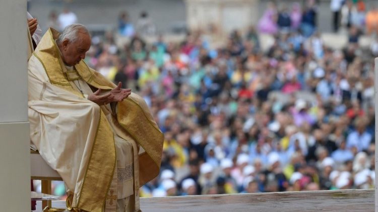 Papa Francisco em oração na Praça São Pedro