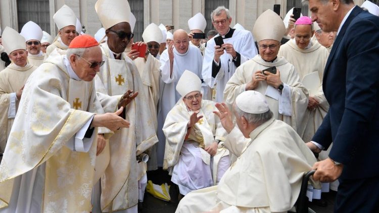 Papa akisalimia maaskofu mara baada ya Misa ya kumtangaza Papa Yohane Paulo I kuwa mwenyeheri