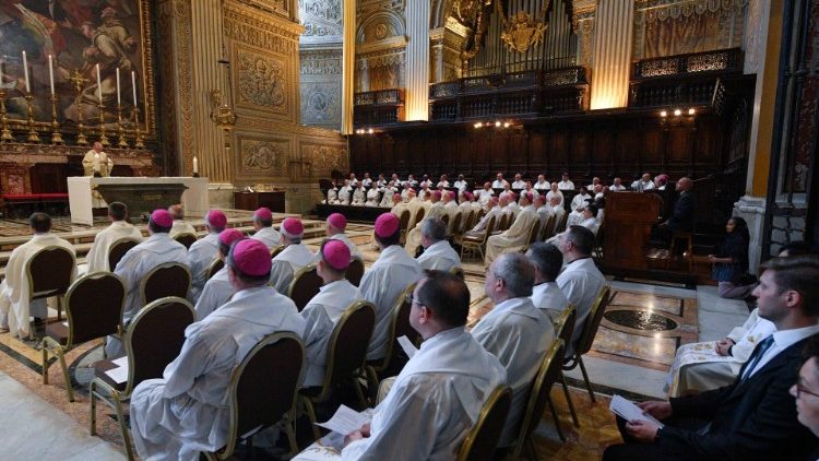 Susitikimas prasidėjo Šv. Petro bazilikoje koncelebruotomis Mišiomis, kurioms vadovavo kardinolas Pietro Parolinas. 