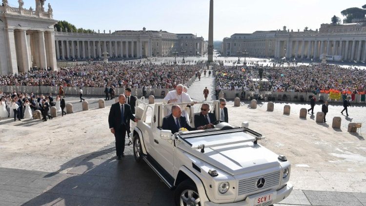 Papa Francesco in papamobile all'udienza generale in piazza San Pietro