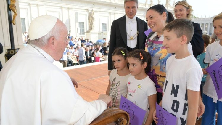 El Papa con niños cuya prematuridad y  enfermedad no le abrían podido sobrevivir.
