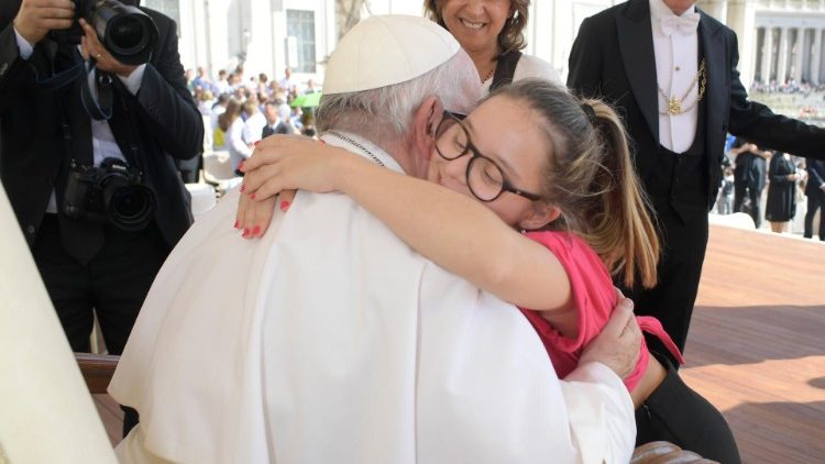 Una bambina abbraccia Francesco al termine dell'udienza generale