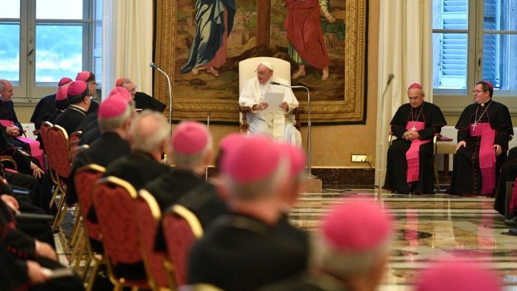 Ferenc pápa beszédet mond az apostoli nunciusoknak
