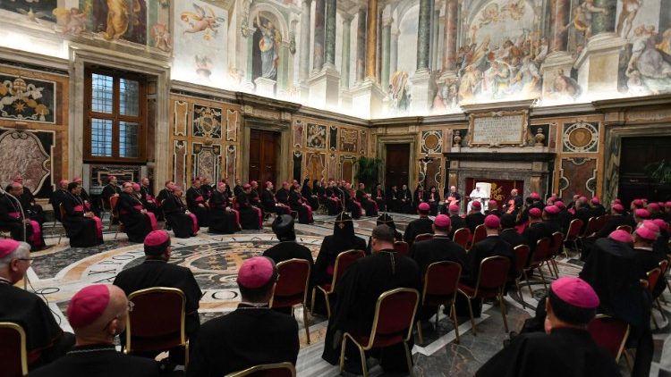 Los nuevos obispos participantes en el curso de formación promovido por los Dicasterios para los Obispos e Iglesias Orientales, en audiencia con el Papa Francisco 