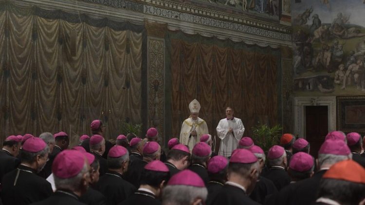 El cardenal Pietro Parolin en la celebración de las vísperas