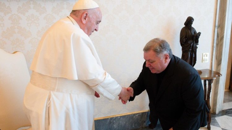 Papst Franziskus (links) und Erzbischof Luciano Russo (rechts) trafen sich diesen Samstag im Vatikan