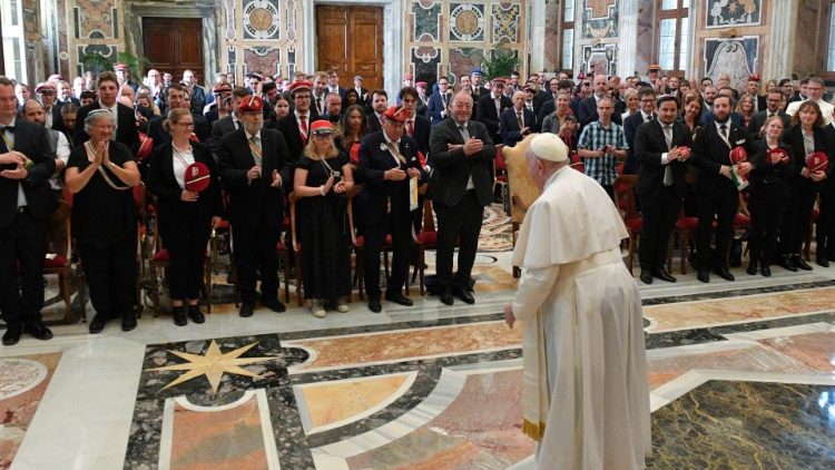 El Papa y los miembros de la Asociación de Estudiantes Suizos