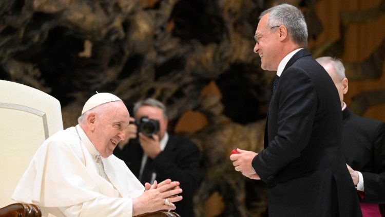El Papa saluda a Bonomi