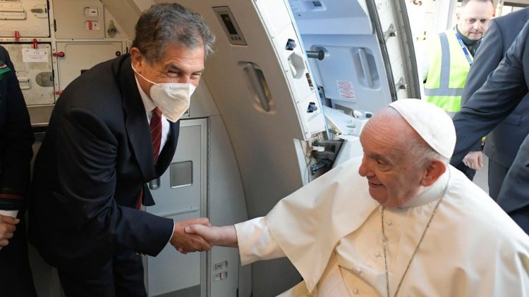 Papa Francisc, la bordul aeronavei cu care călătorește de la Roma la Nur-Sultan, în Kazahstan.