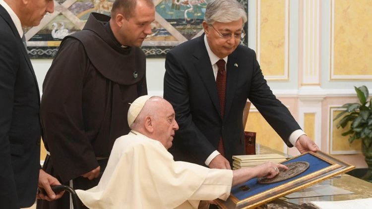 El Papa regala la medalla del viaje al Presidente de Kazajistán
