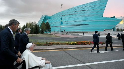 VIDEO Papežev prihod, sprejem na letališču in sprejemna slovesnost v eni minuti