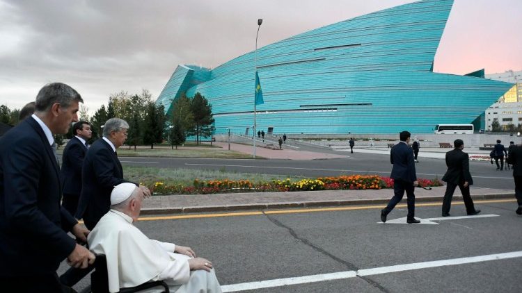 Francisco enquanto se dirige à Qazaq Concert Hall acompanhado pelo presidente do Cazaquistão