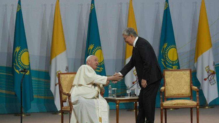 Papst Franziskus beim Treffen mit dem Staatspräsidenten und seiner Rede an Vertreter von Politik und Religion