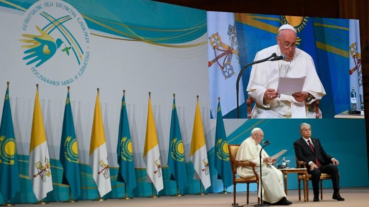 البابا يؤكد من كازاخستان أنه جاء كحاج سلام يبحث عن الحوار والوحدة ويتمنى أن يبقى اسم البلاد مرادفاً للتناغم والسلام